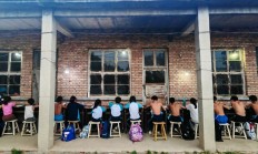 极速:铁皮房、土操场，这里有一座“筑梦”摔跤馆